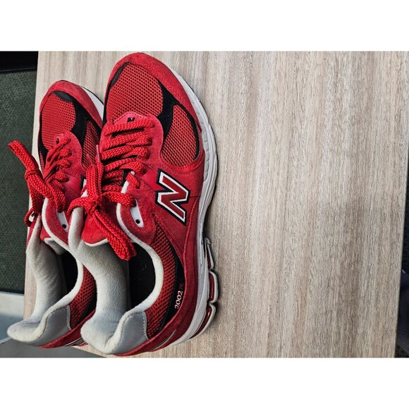 Men\'s Size 9.5 New Balance 2002R Team Red Comfort Laced Low Top Shoes M2002RDR main image 9